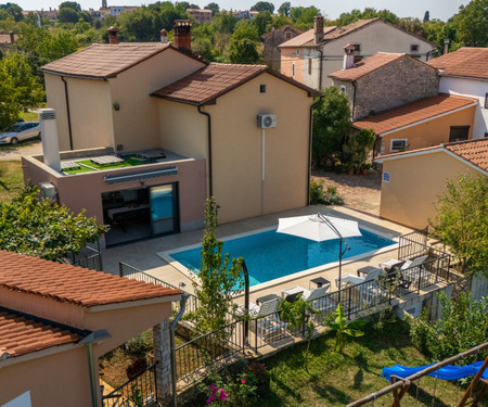 Tiny House with shared pool & garden