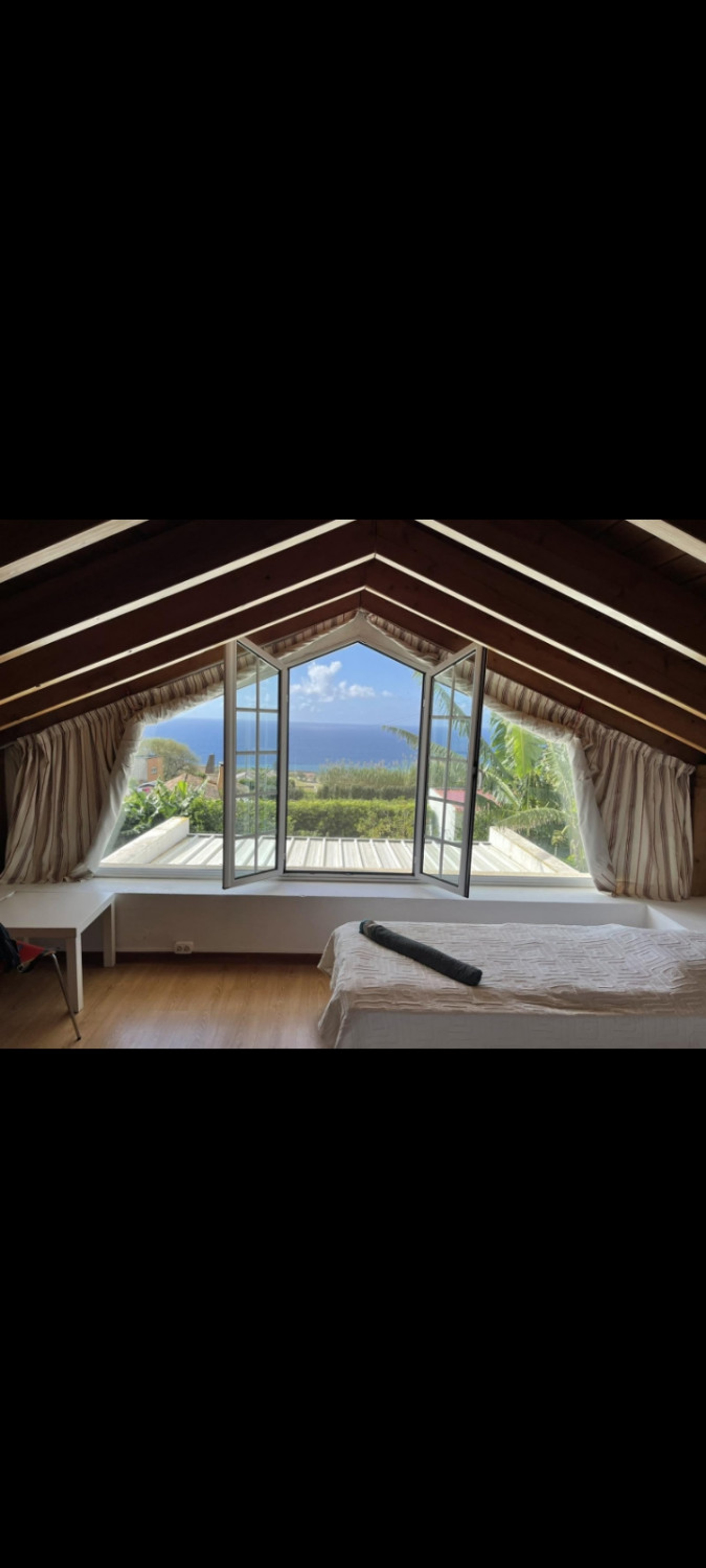 Double private room with toilets ans sink, shared bathroom 