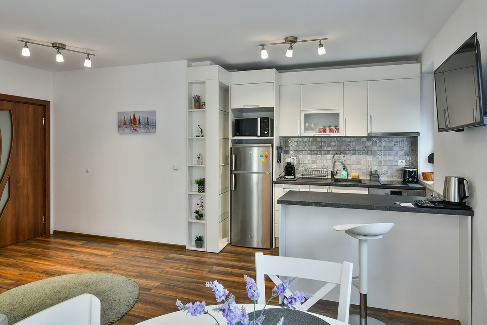  Spacious open-concept kitchen & dining – Enjoy a bright, modern kitchen that seamlessly connects to the dining and living area. Designed for both cooking and socializing in a cozy atmosphere