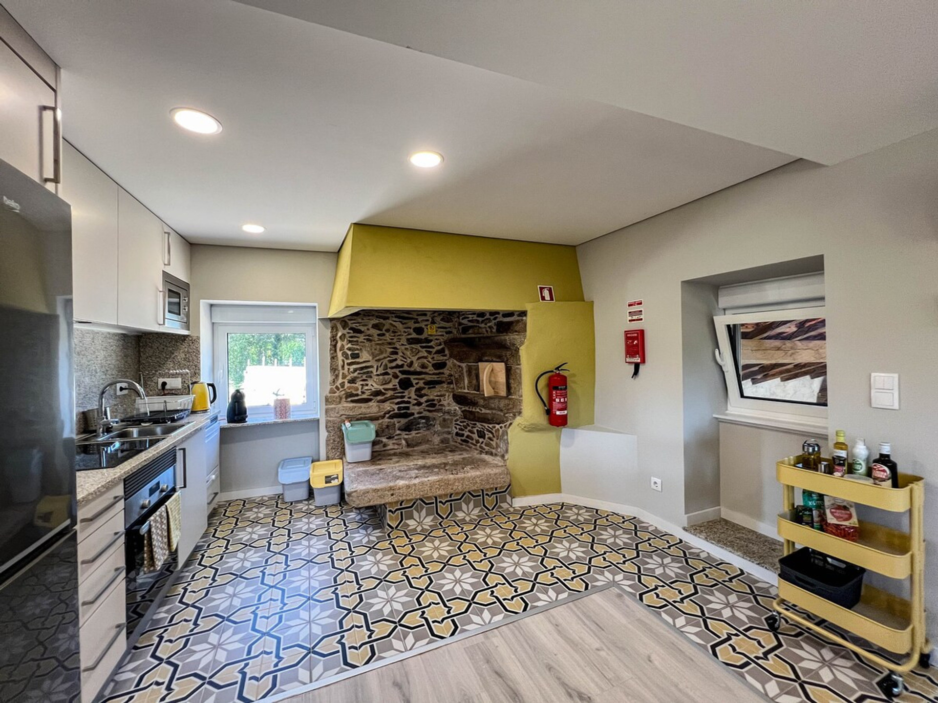 Full kitchen image 1