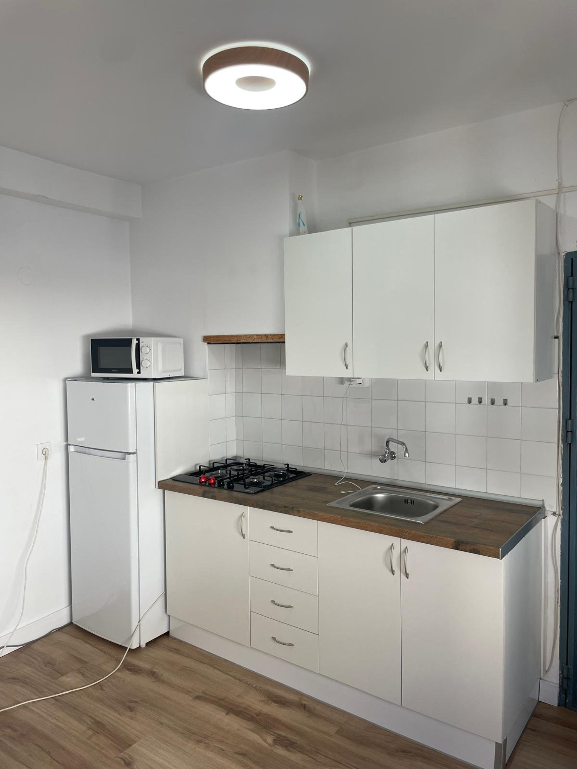 Compact kitchen with appliances