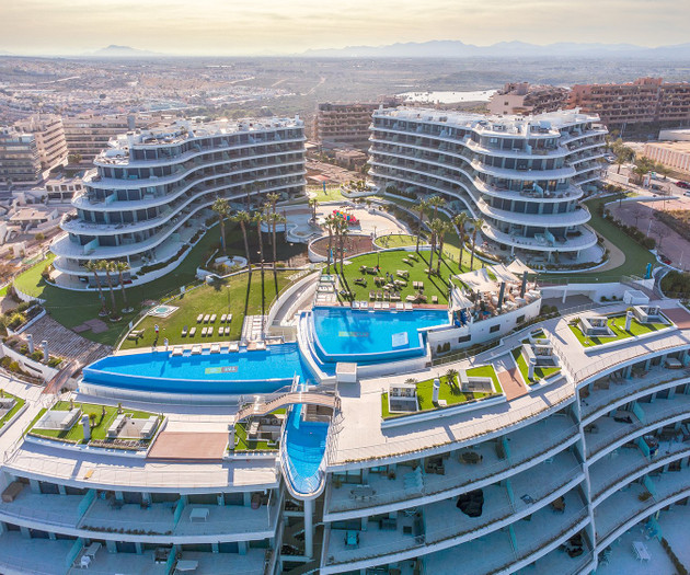 Luxury Beachfront Apt | Heated Pool, Gym & Seaview