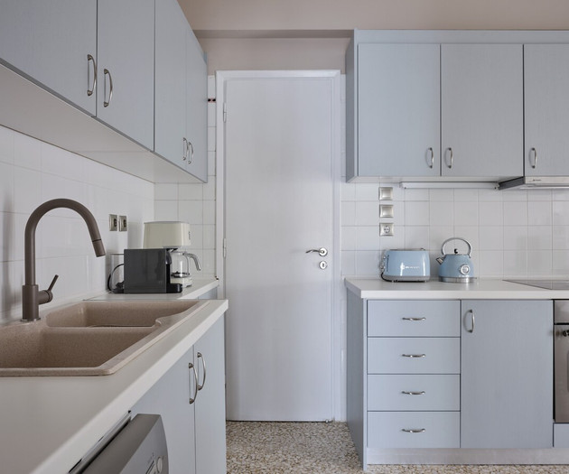 The full equipped kitchen