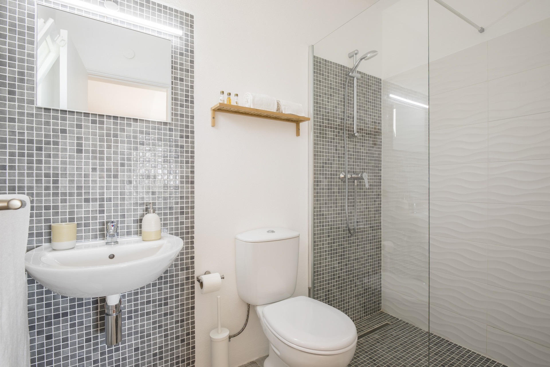 Room 1 - Ensuite Bathroom