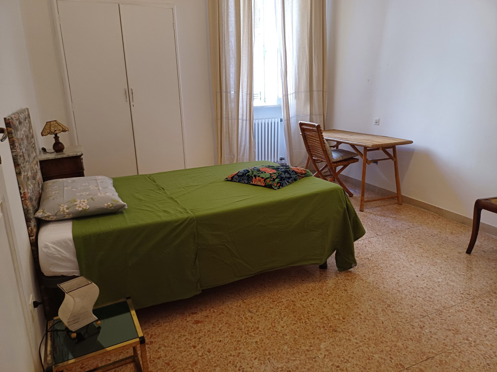 Sunny large room in old city centre preview