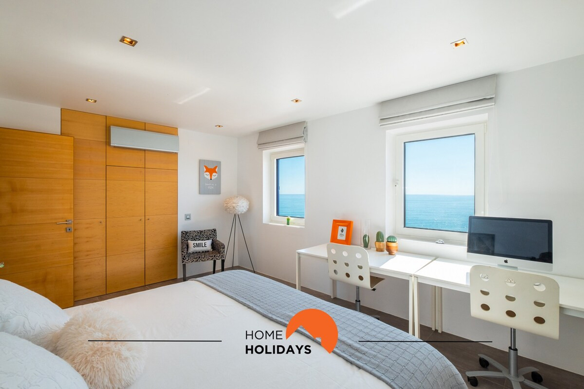 Room with a double bed and a TV with a sea view. Well decorated