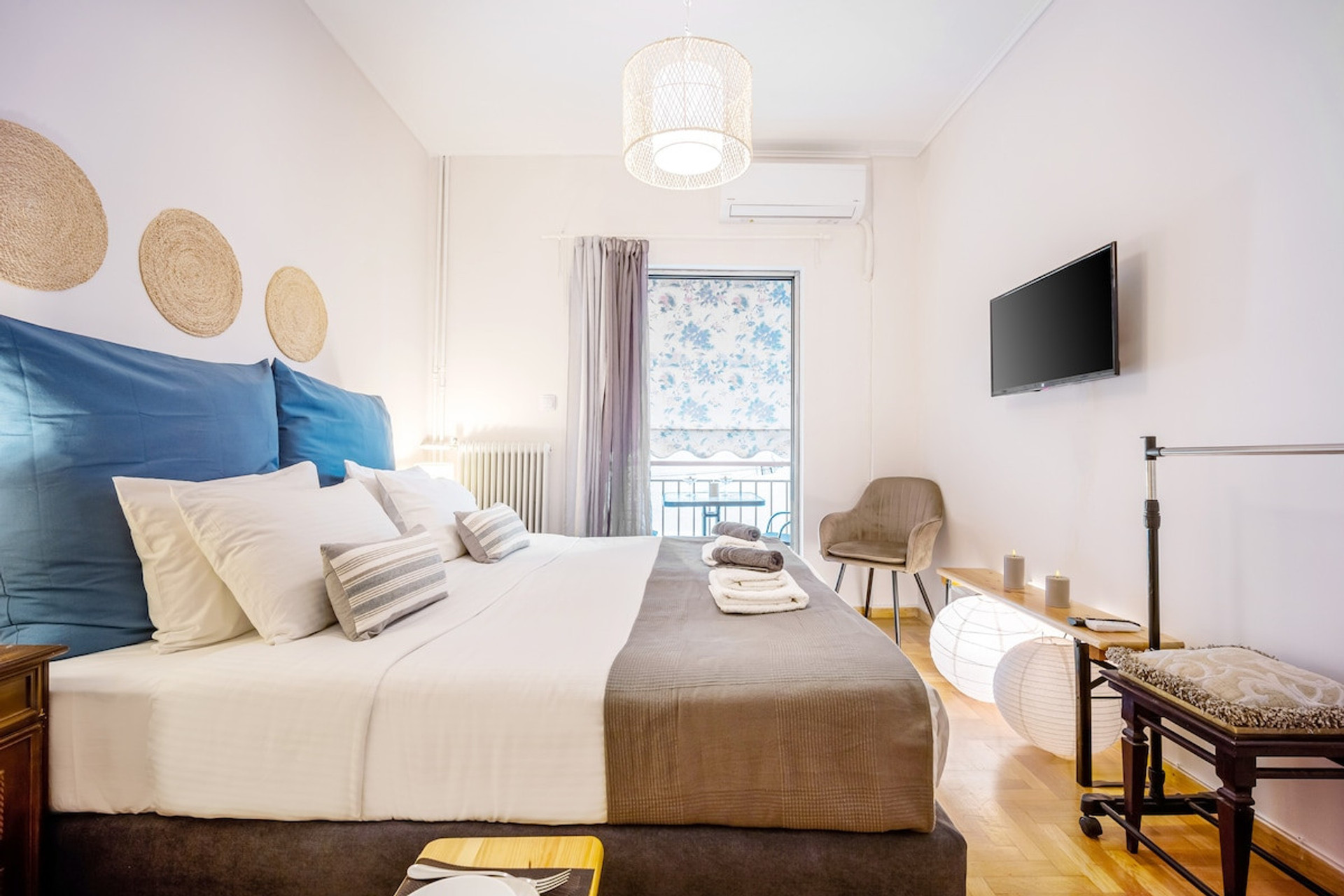 - Full size bed - living room inside bedroom - table - bench - sofa (two seats) - Smart TV (Netflix, prime video, utube). 