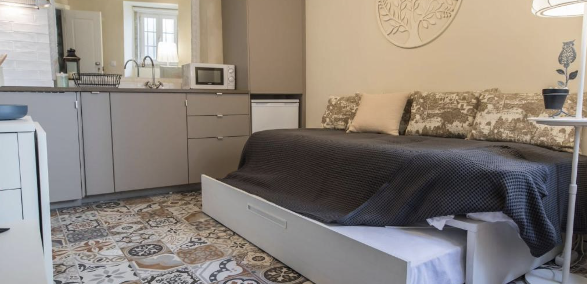 Studio bed and kitchen overview