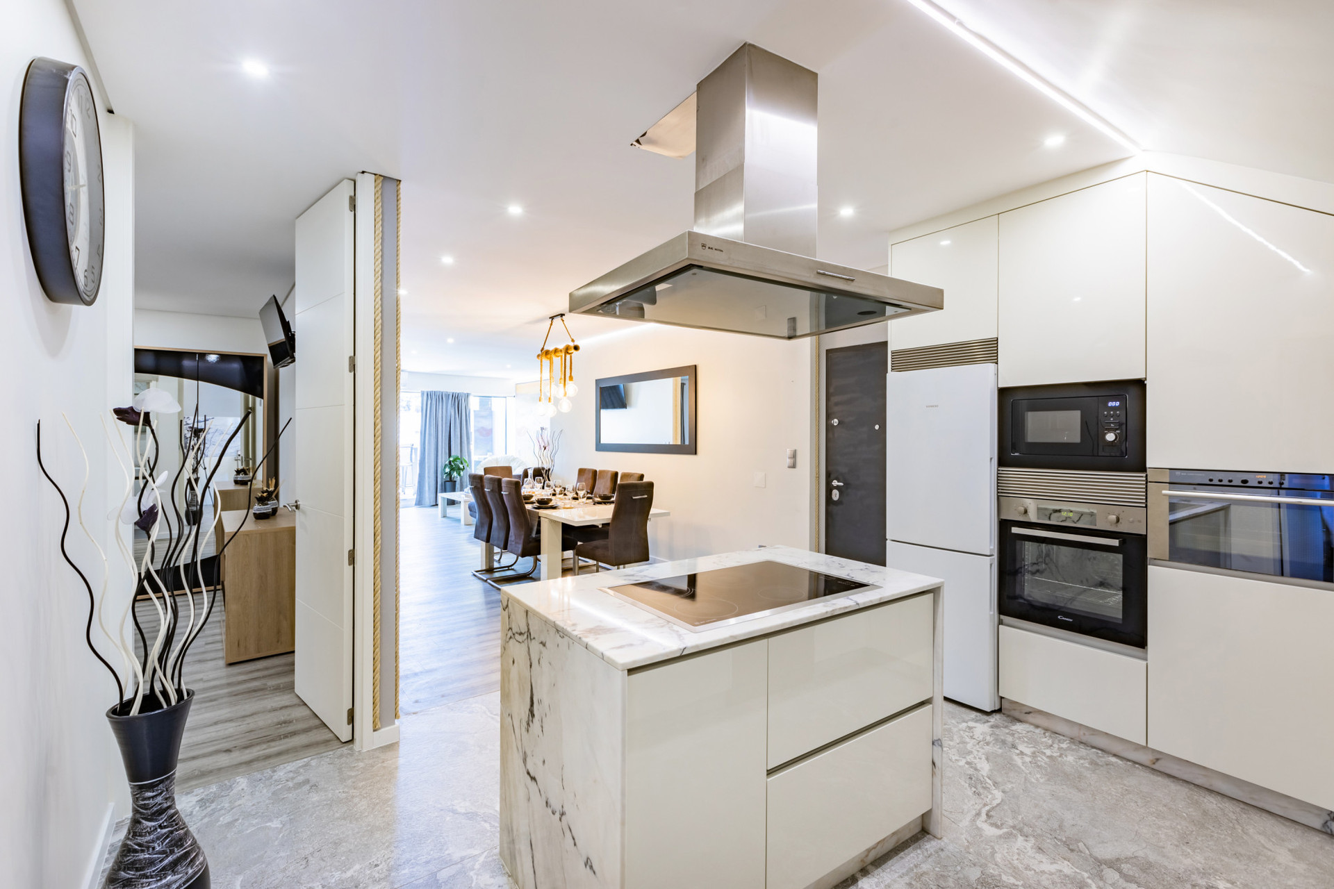 Equipped kitchen with dishwasher and washing machine/dryer