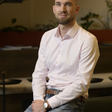 Lukas M.