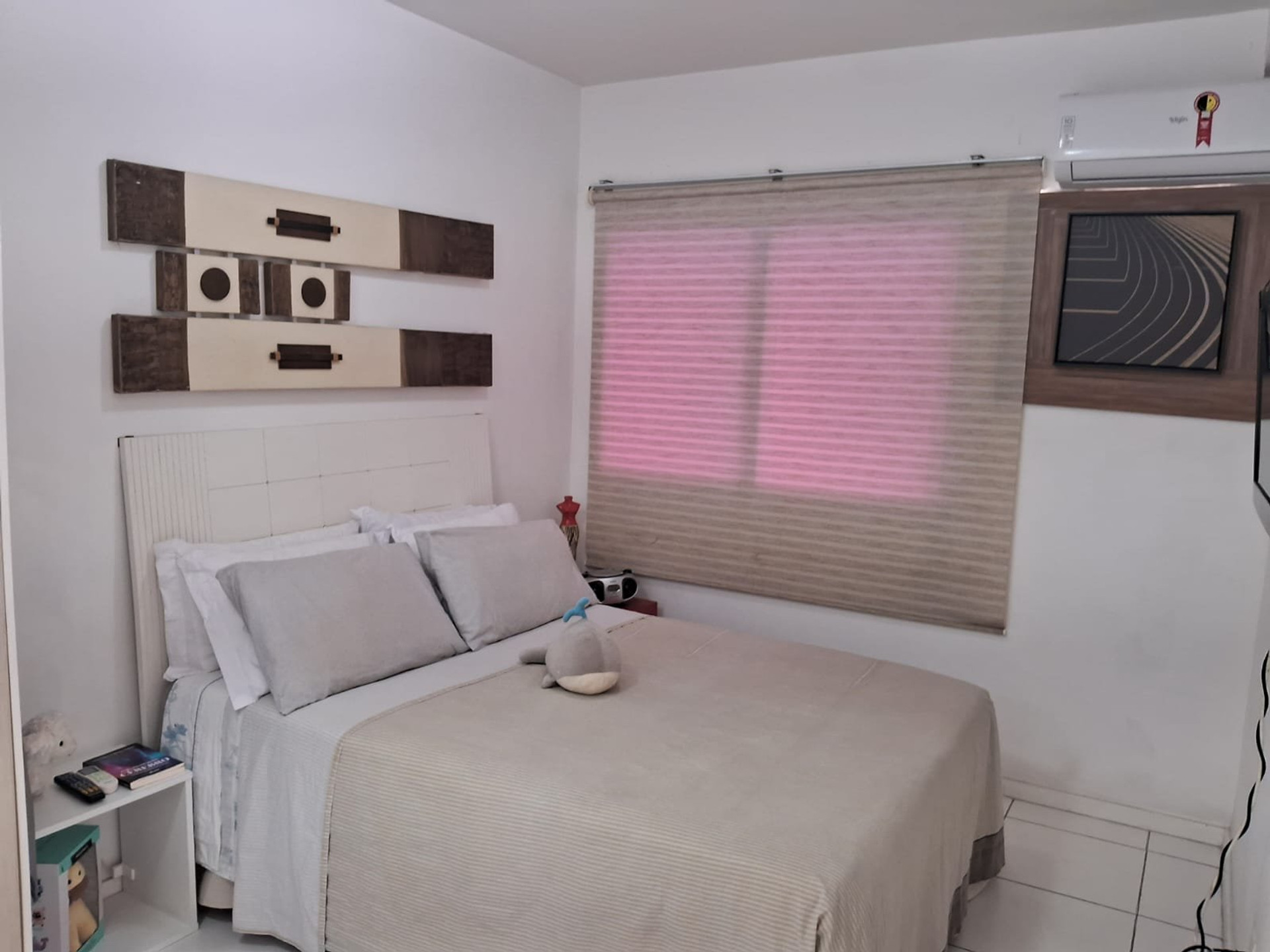 Bedroom with double bed and decor