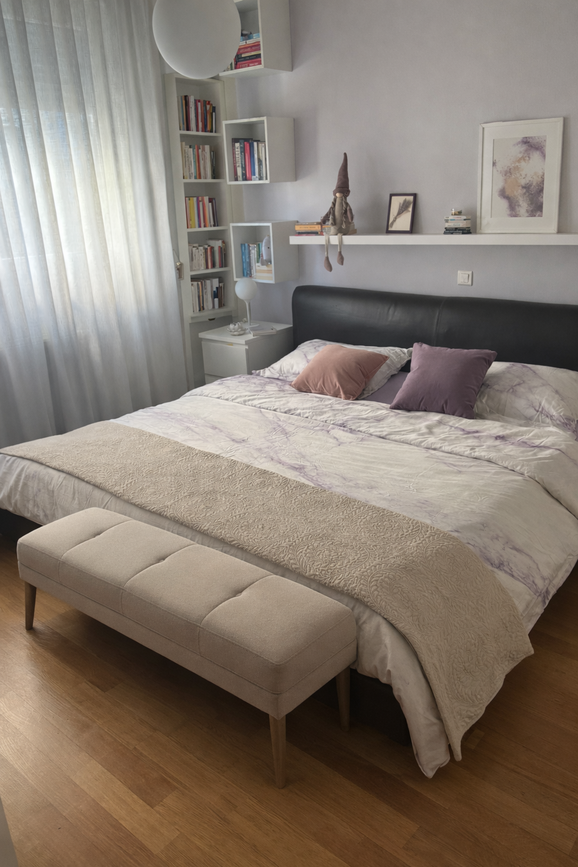 Master bedroom – Spacious bedroom with a king-size bed and plenty of storage.