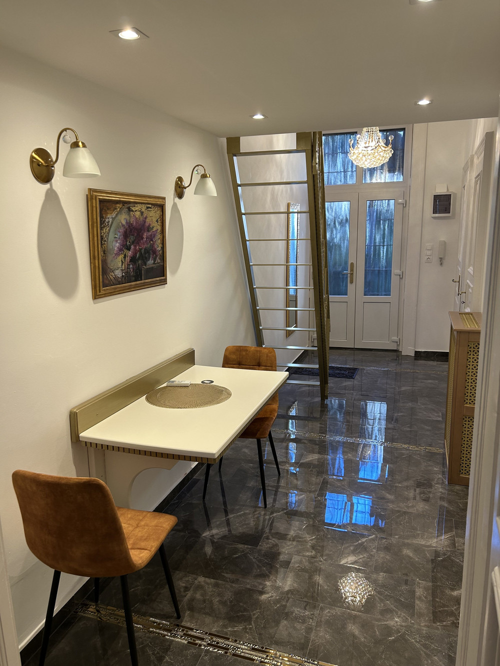 Elegant apartment in the city centre preview