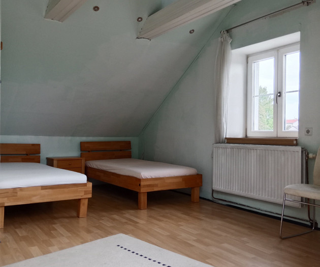 5 sepatrat bedrooms house ,U1-/S-Bahnstation near.