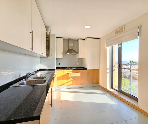 Full kitchen