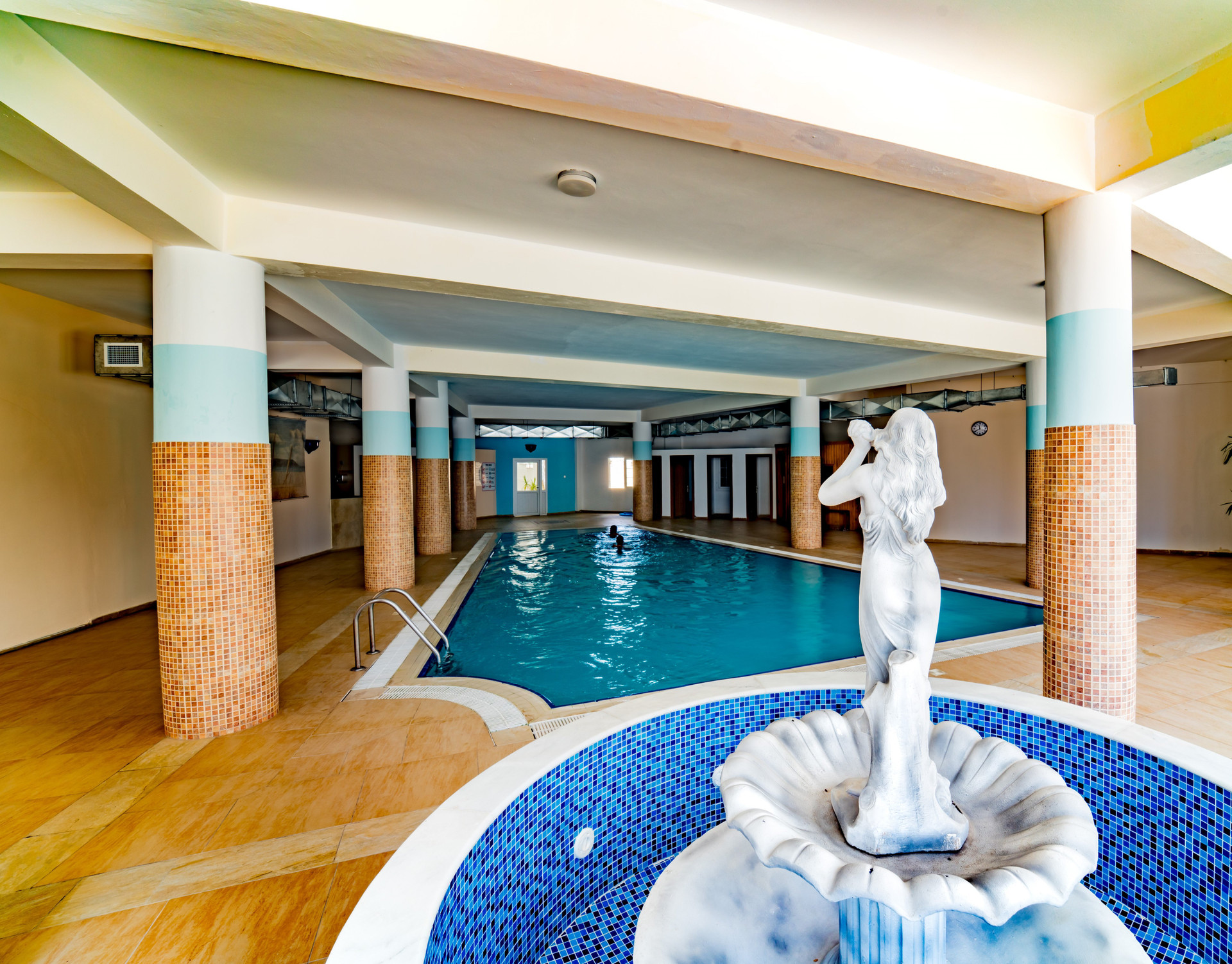 Indoor pool with fountain
