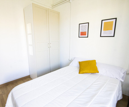 R0179- Room in flat to share in Barcelona