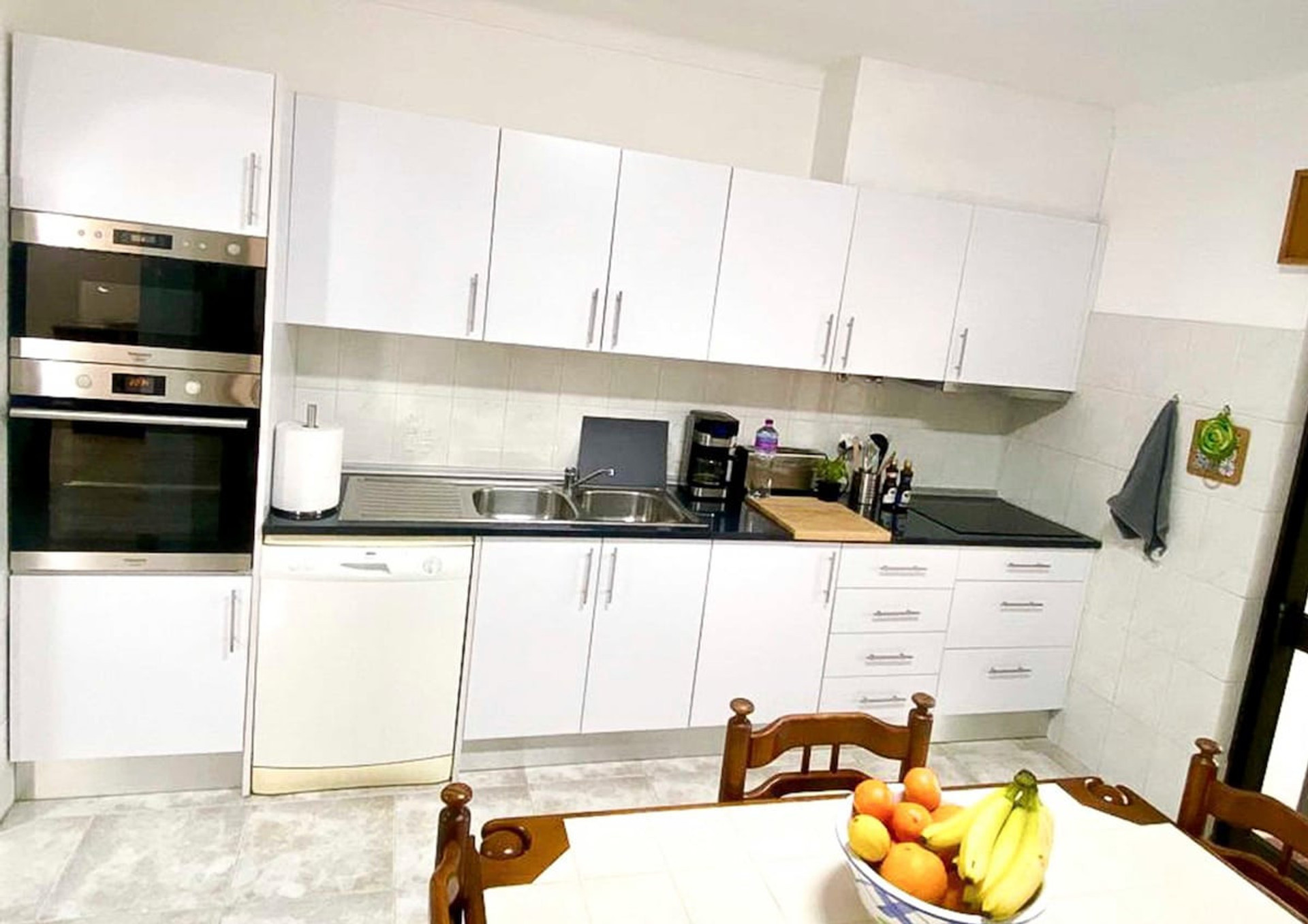 Full kitchen