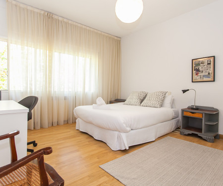 5-Bed Executive near Cuatro Torres