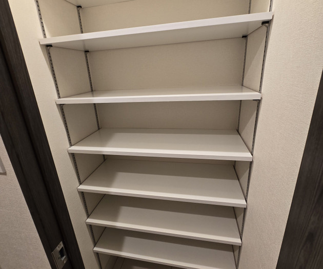 Closet storage compartments