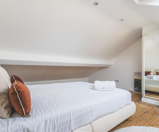 Minimalistic 2 Bed close by Central line | Parking