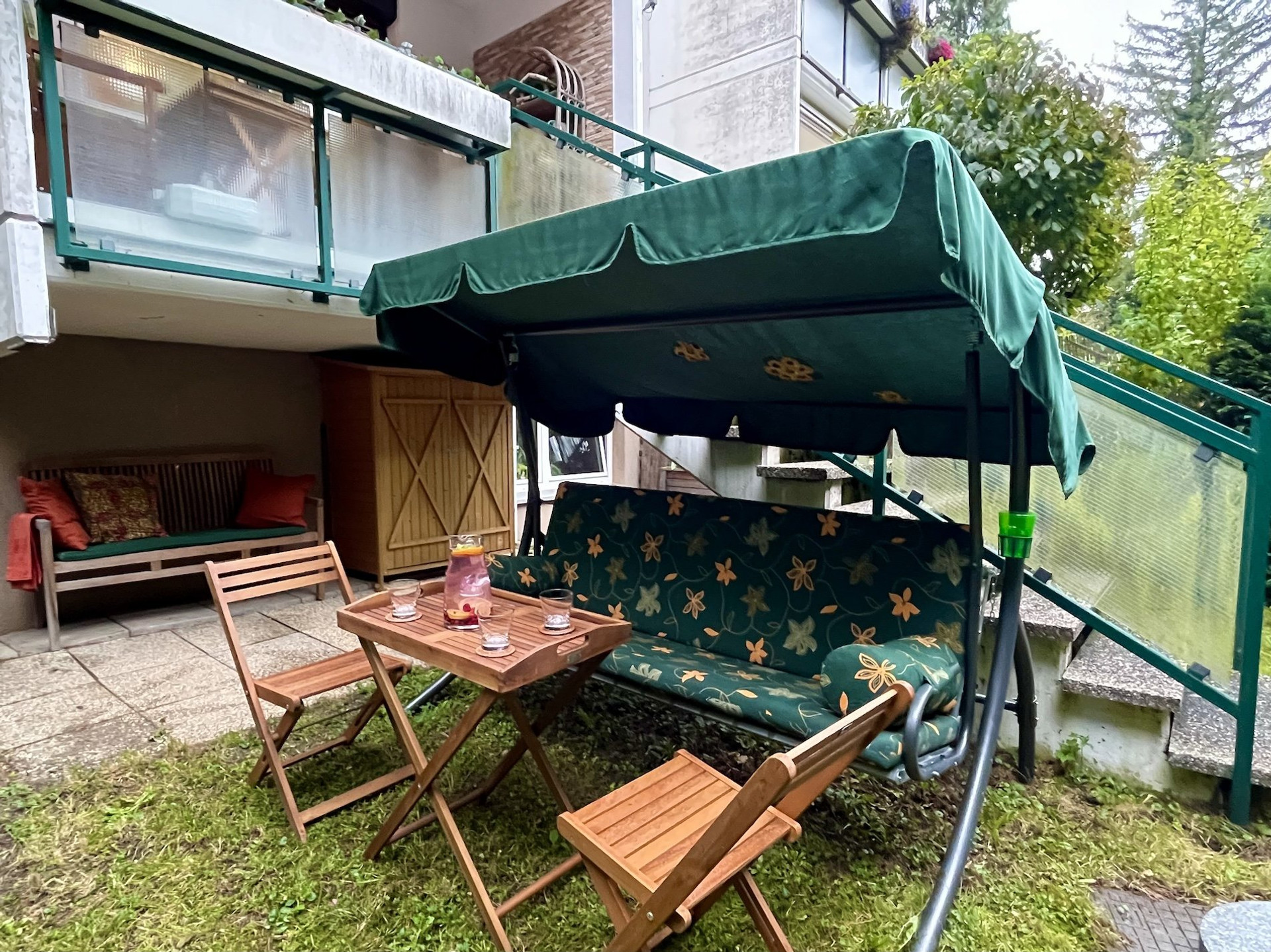 Garden seating with swing bench