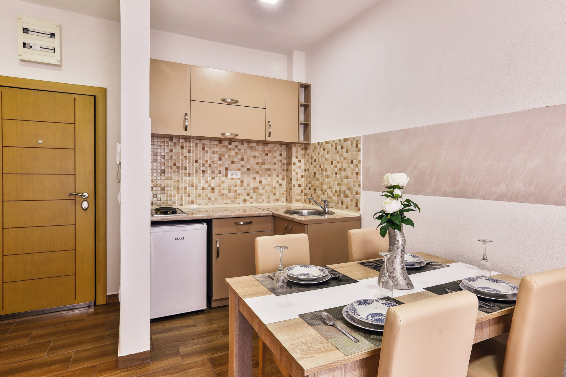 Kitchen & dining area
