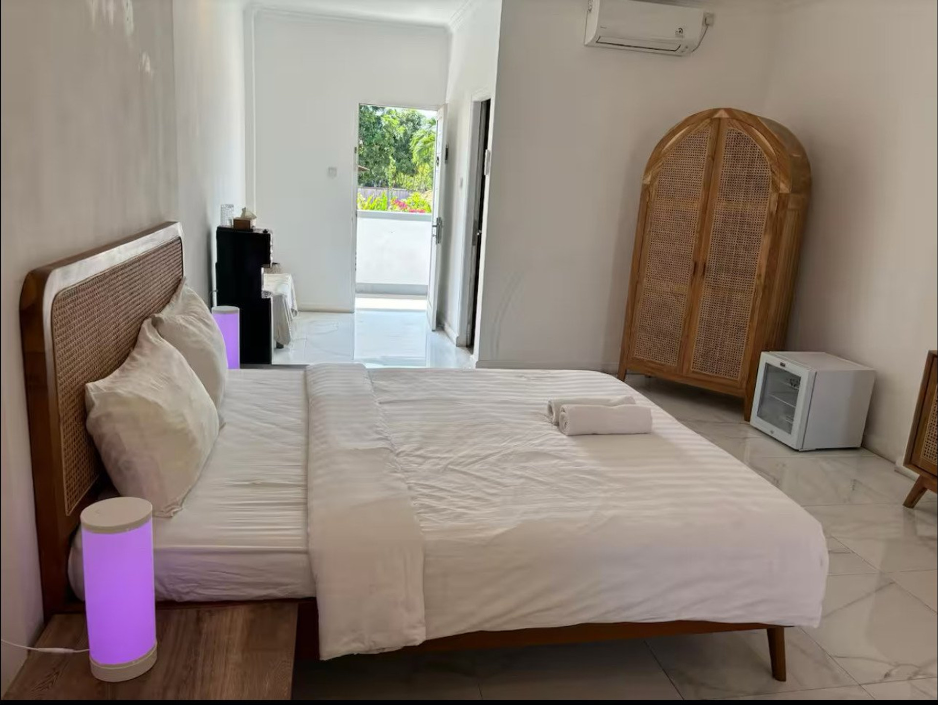 Bed + wardrobe