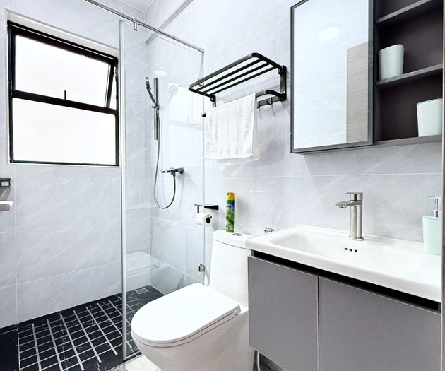 Airy 17th Floor 2BR: City Views, Balcony & Pool