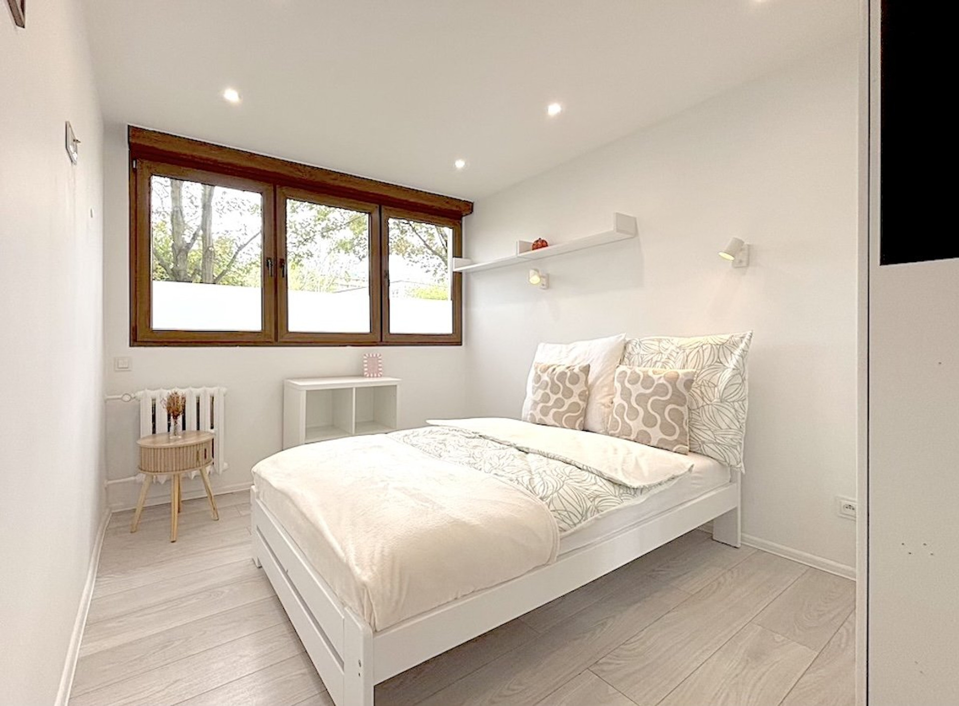 Bedroom with single bed
