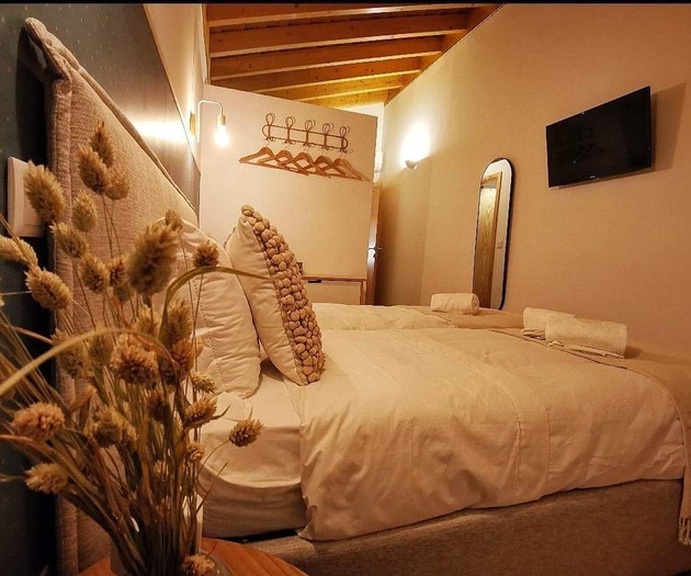 Luxury 5‑Bedroom Villa with Pool and Garden