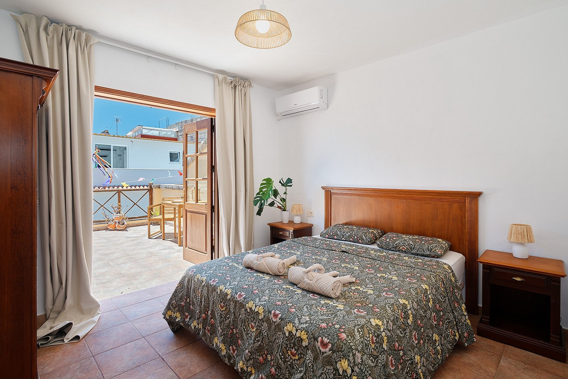Double bedroom with terrace doors
