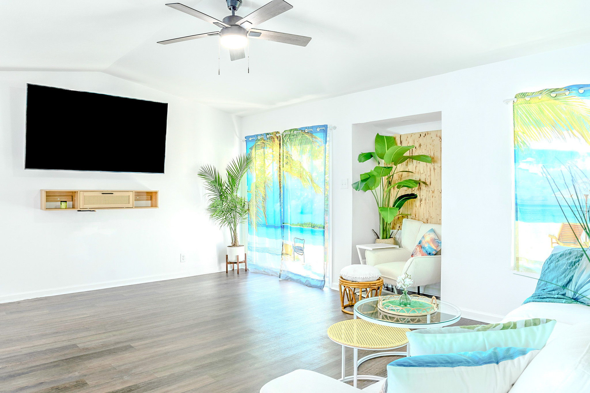 Living Room 75 in Smart TV
