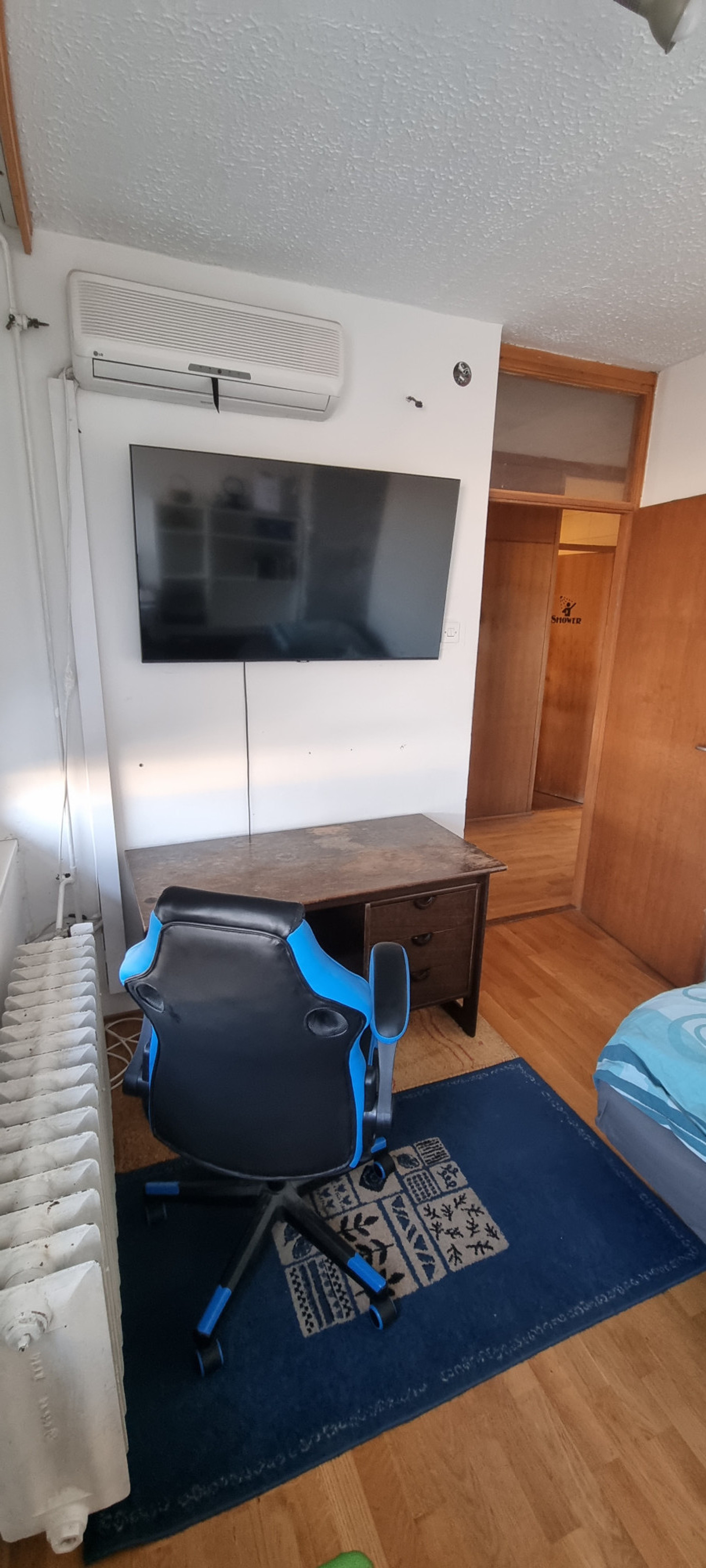 Working desk, big flat TV and air-condition