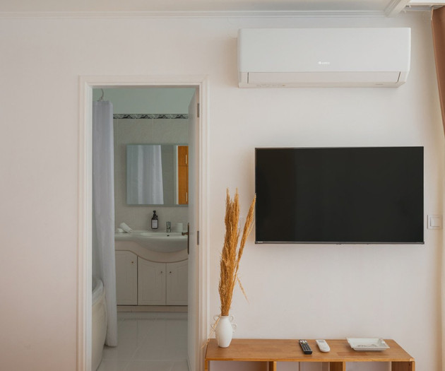 Apartamento espaçoso com 2 quartos, varanda, piscina e vista para a baía