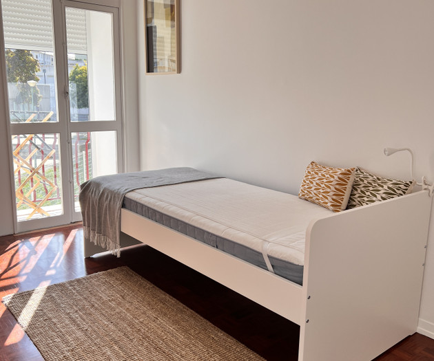 Cozy & Fully Furnished Light Grey Room in Lisbon