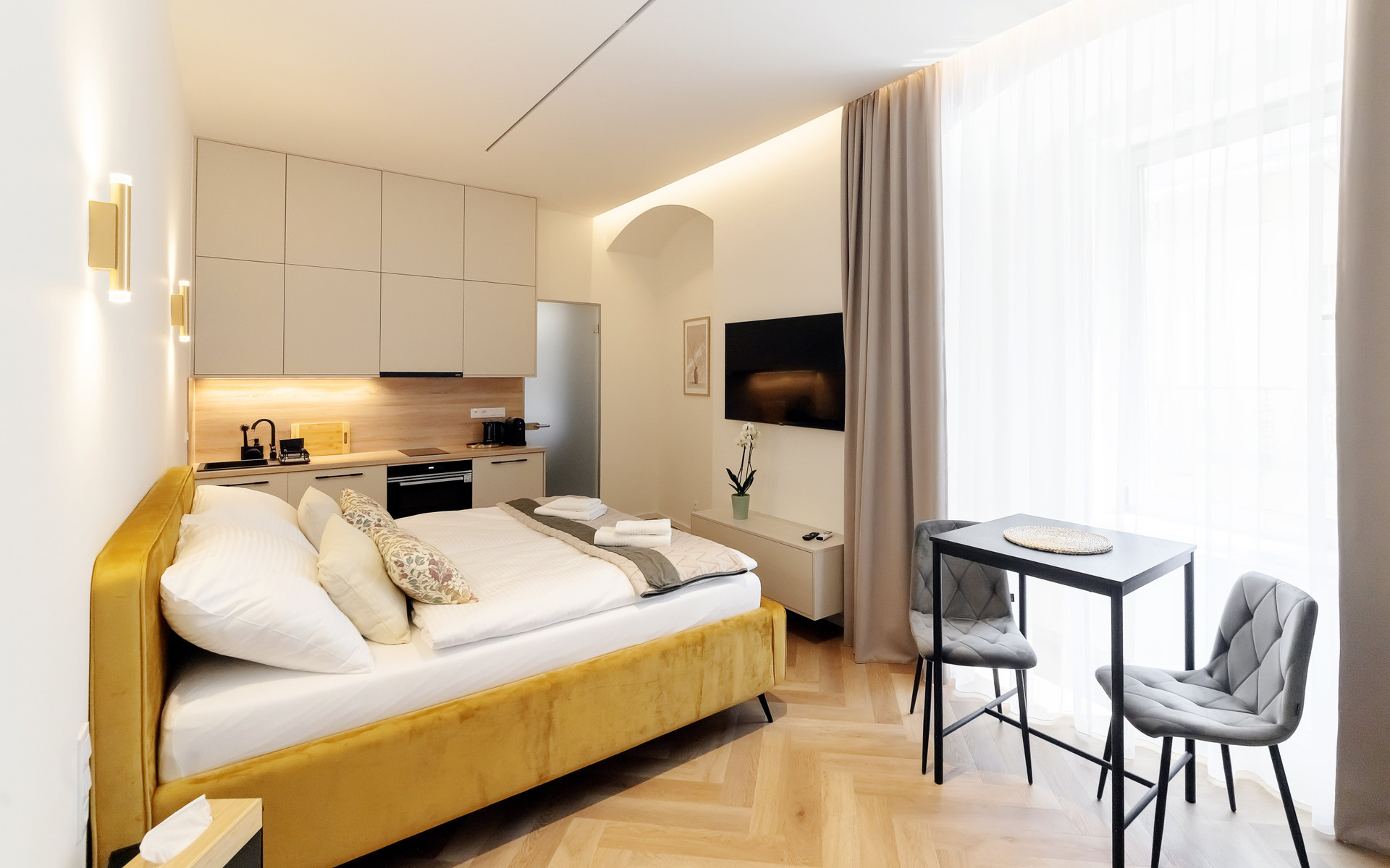 Spacious studio with dining area