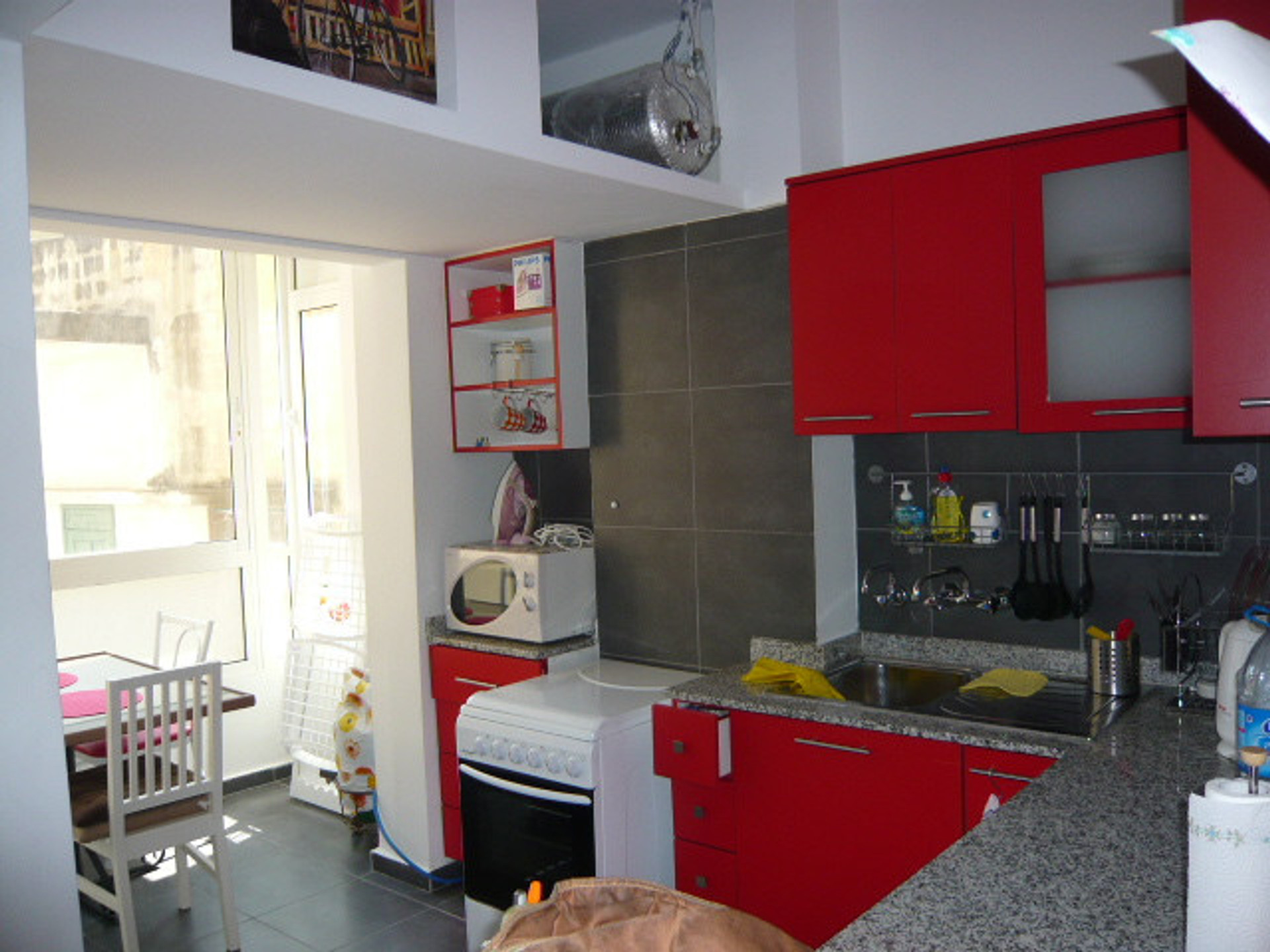 Open kitchen to a glass house dining corner