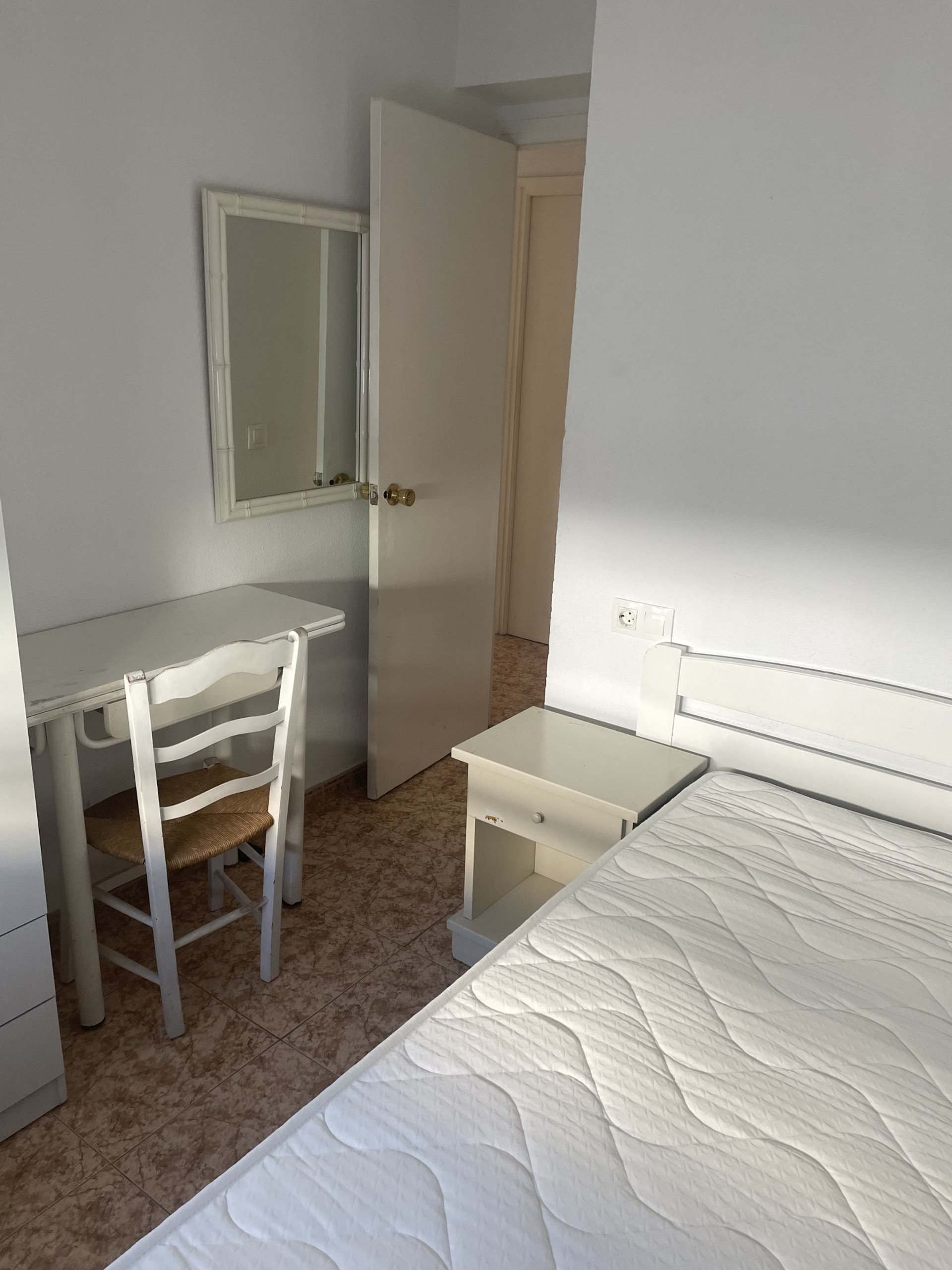 haitacion con mesa de trabajo, armario, ventana espejo