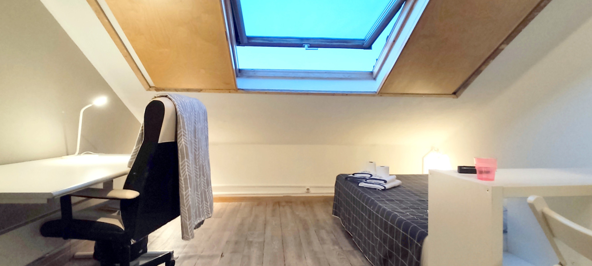 CQ11❤️Cozy Room with Double Bed & Large Window