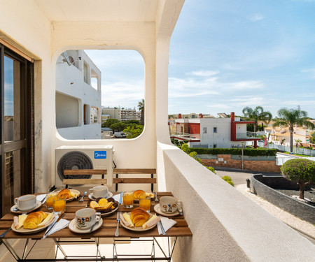 Bright Lovely Flat w/ Balcony