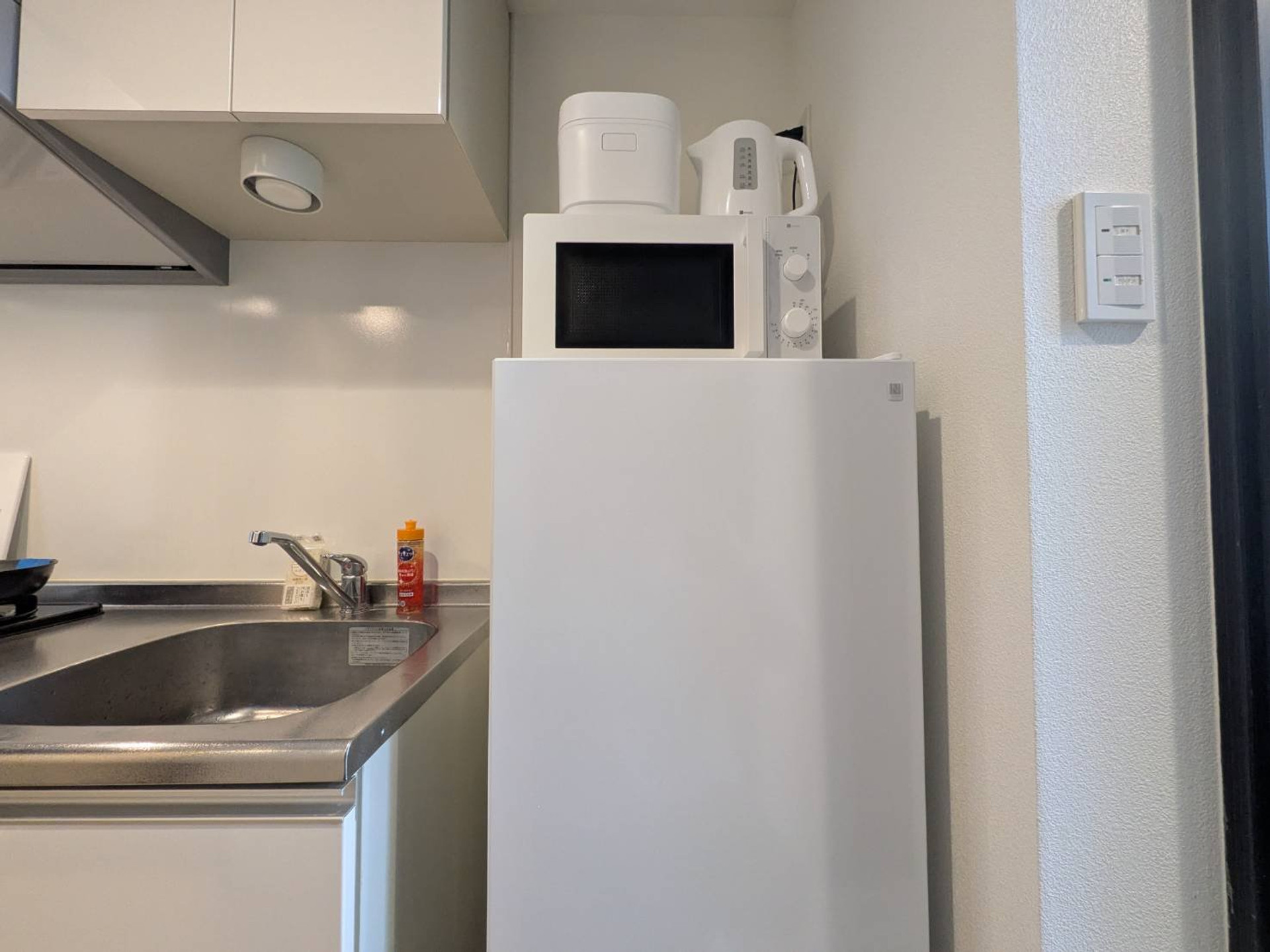 冷蔵庫、電子レンジ、炊飯器、電気ケトルもあります。