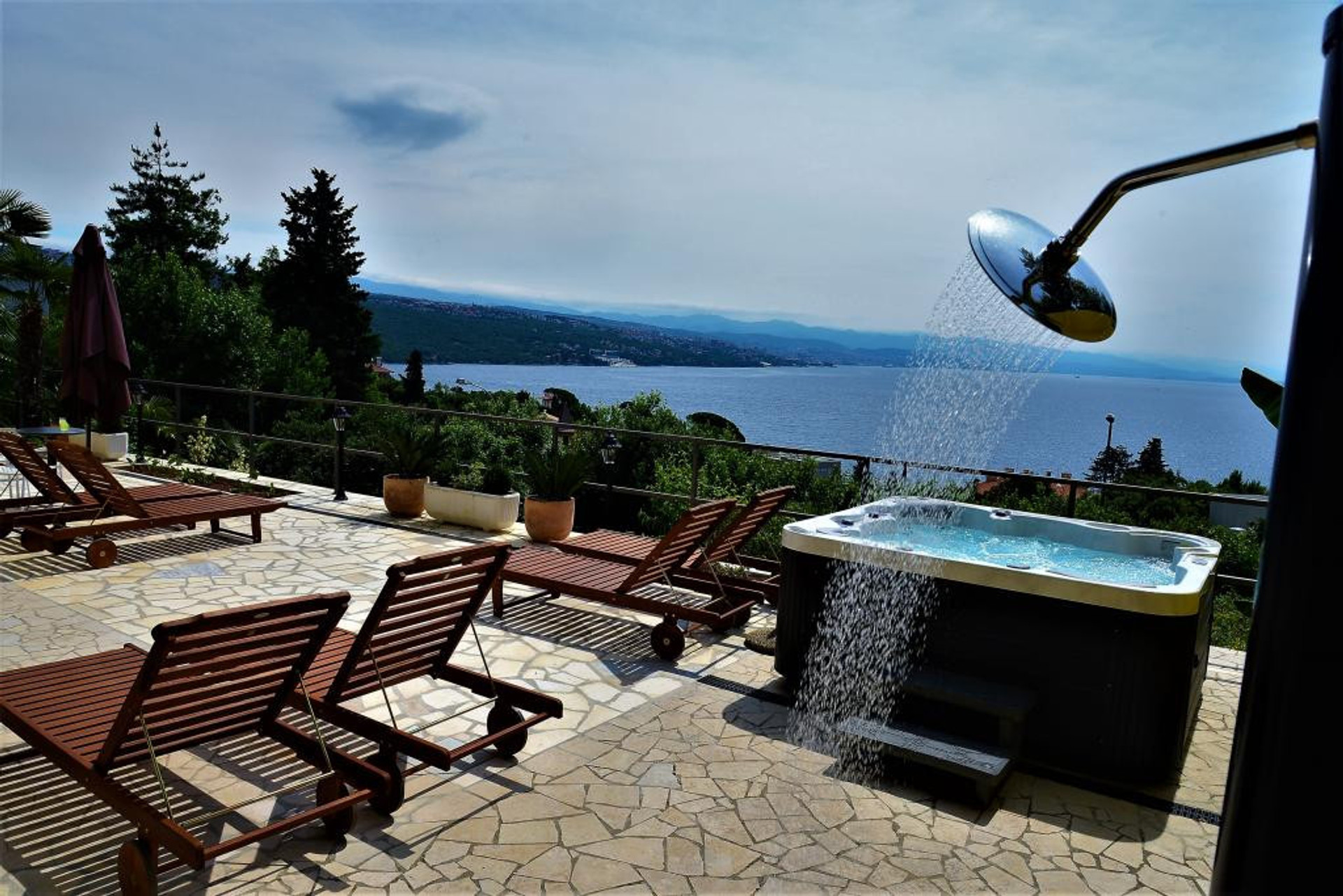 Shared terrace and hot tub
