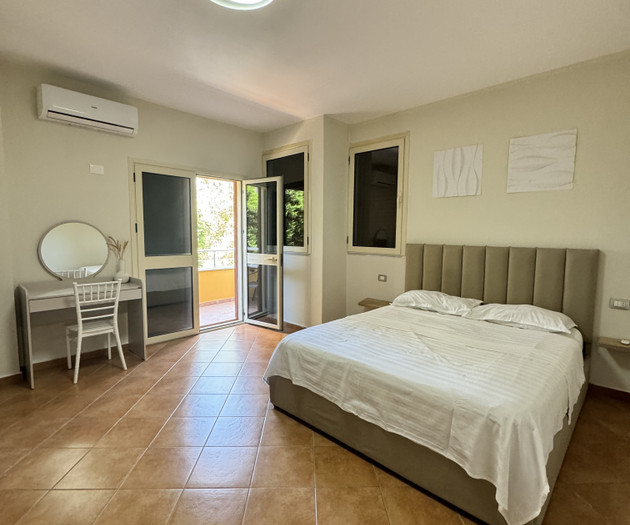 Two bedroom apartment – 4 Min from the Beach!