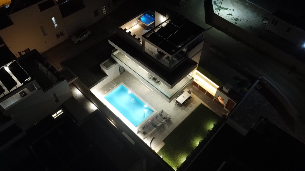 Villa Teo preview
