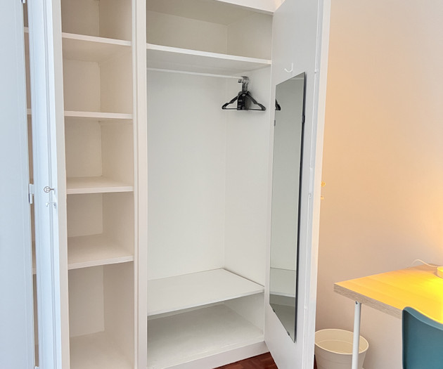 Cozy & Fully Furnished Ocean Blue Room in Lisbon