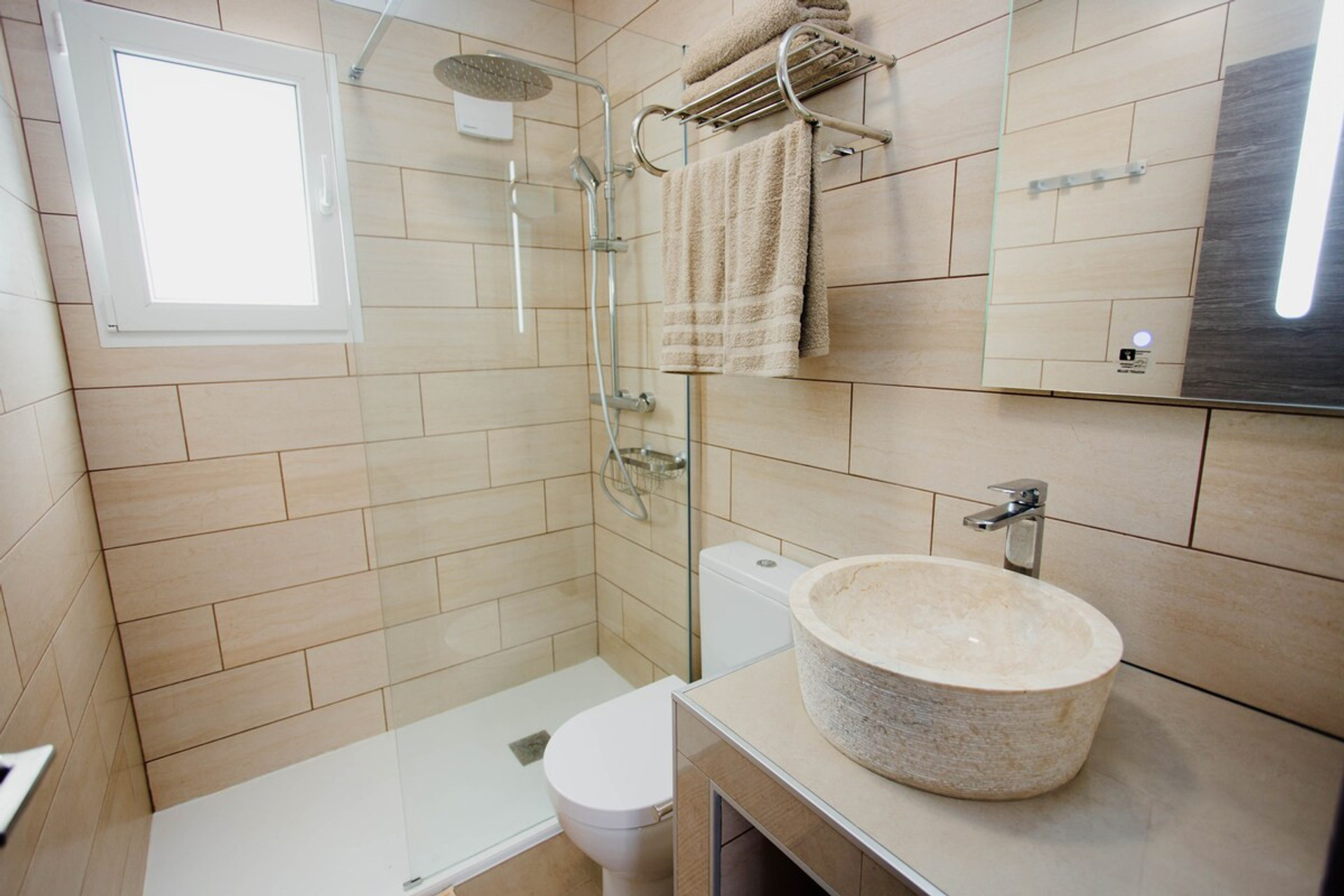 Full bathroom image 1