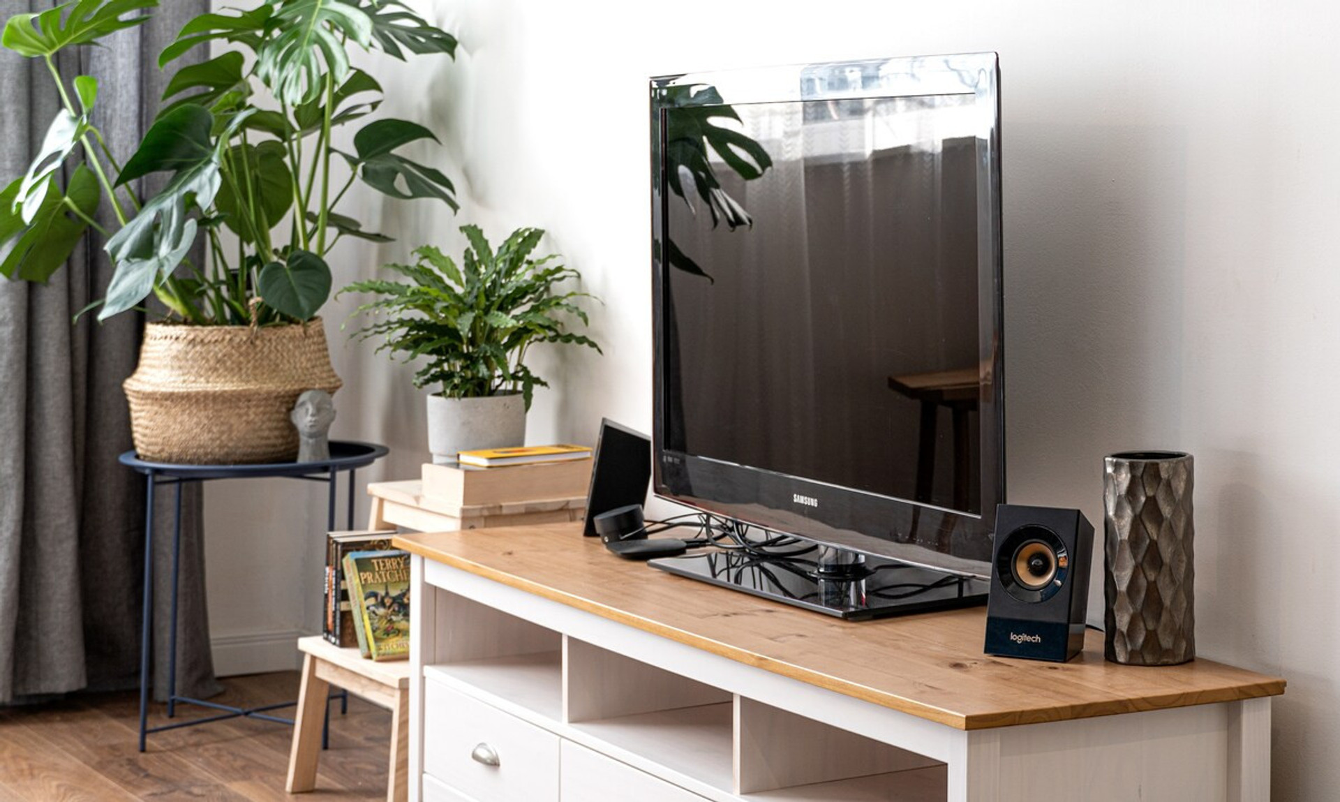 Entertainment Area - Enjoy fast Wi-Fi and a Smart TV (Netflix+HBO) for your business needs or leisure time.