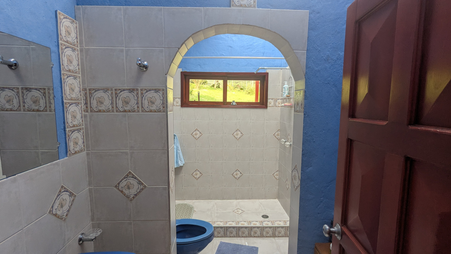 Bathroom for visitors, with a shower