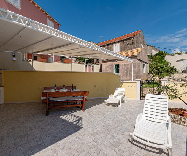 A1 apartment next to the beach, with the sea view